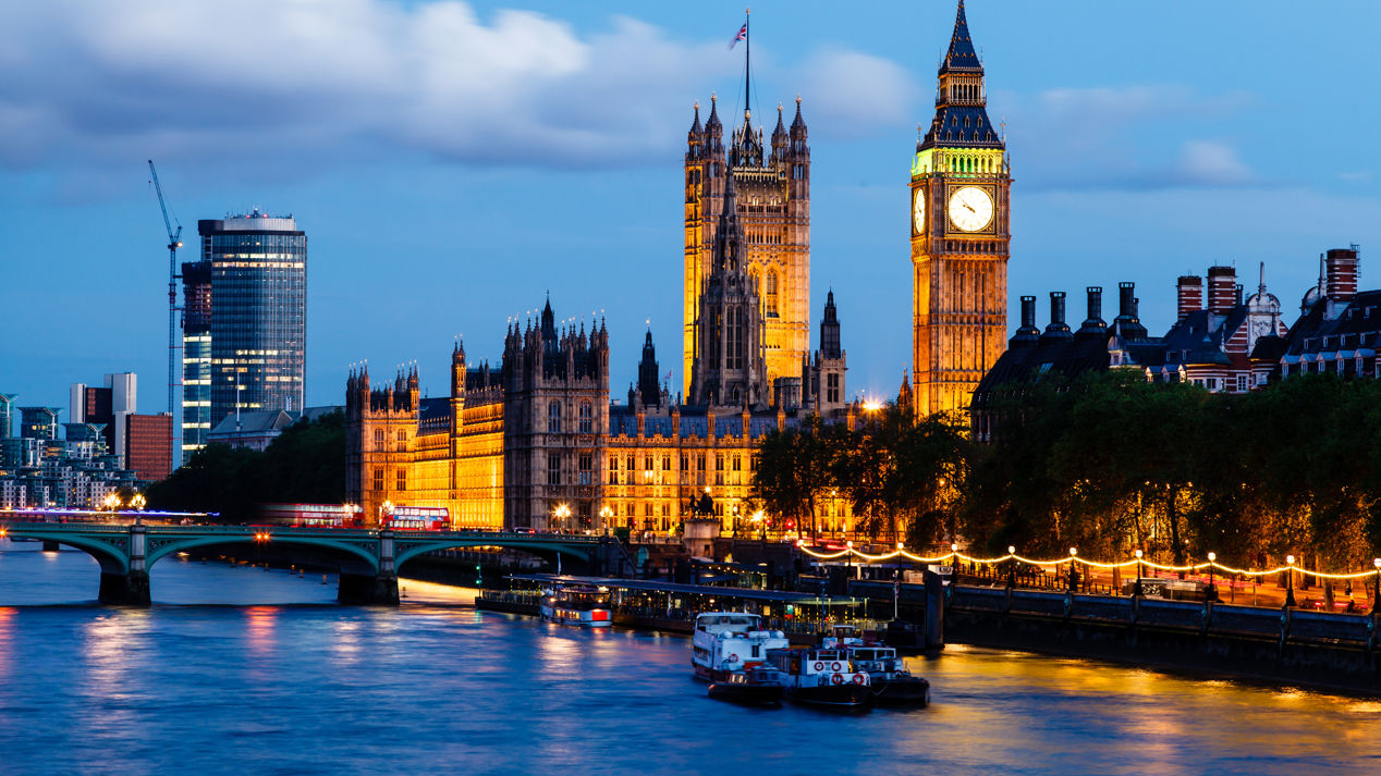House of parliament on the river 