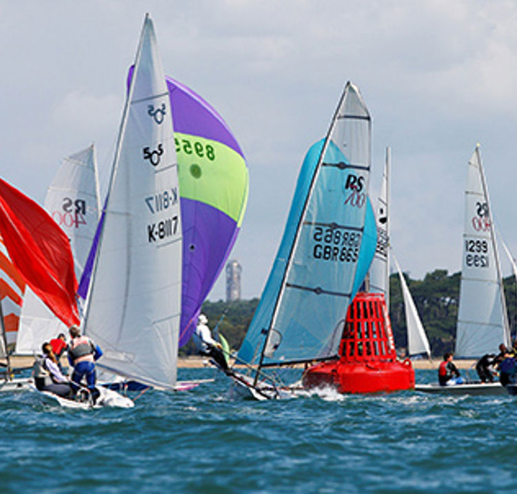 Dinghy fleet racing at mark