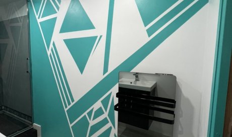 Rénovation d'une salle de bain avec peinture art déco à Talence 